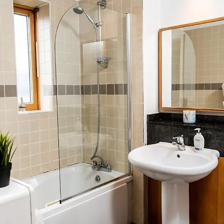 Stunning 1 Bedroom In Grand Cannal Apartment *